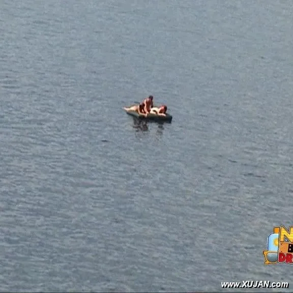Fine couple filmed while having a wet threesome - Photo #129423