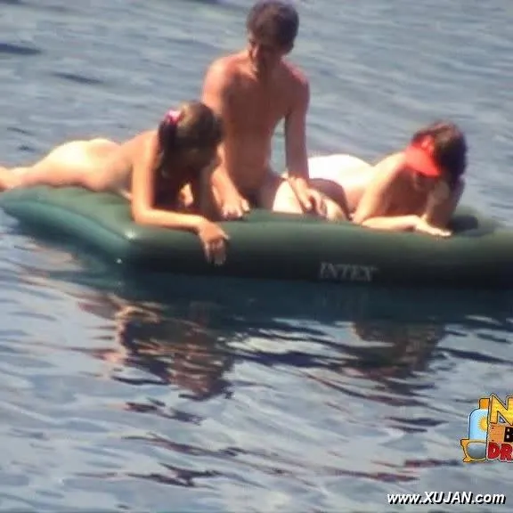 Fine couple filmed while having a wet threesome - Photo #129424
