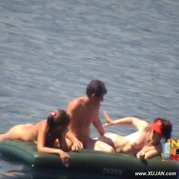 Fine couple filmed while having a wet threesome - Photo #129425