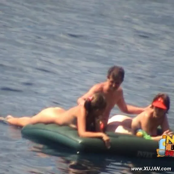 Fine couple filmed while having a wet threesome - Photo #129427