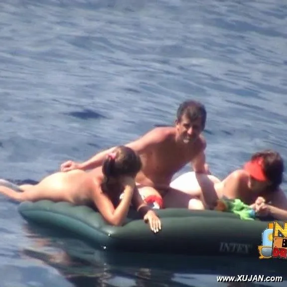 Fine couple filmed while having a wet threesome - Photo #129432
