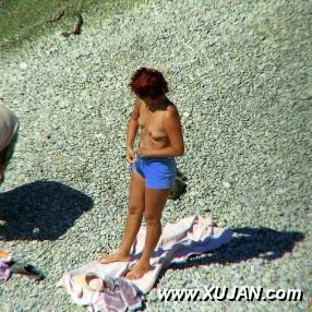 Man helps a naked Milf put her clothes on - Photo #130704