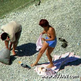 Man helps a naked Milf put her clothes on - Photo #130705