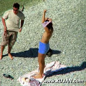 Man helps a naked Milf put her clothes on - Photo #130708