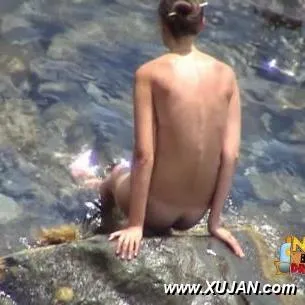 Gorgeous brunette wants to cool off next to her hubby - Photo #131284