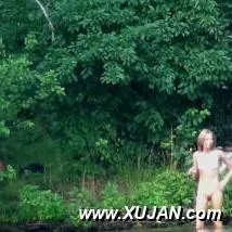 Hot naked blonde is eager to get into the water - Photo #134608