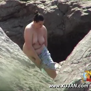 Chubby dark hair Latina walking naked on a public beach - Photo #134956