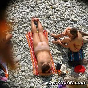 Busty blonde gets ready to suntan her pussy - Photo #135365