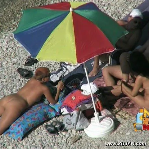 Threesome under the umbrella with two fine girls - Photo #143916