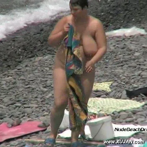 Fat amateur lady with massive tits taking a swim - Photo #144628