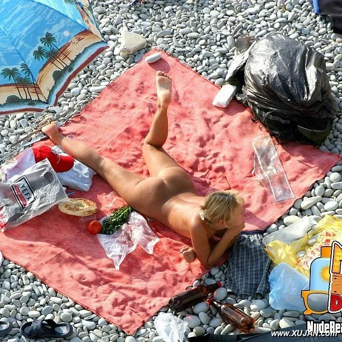 Blonde babe is looking for seashells between her mans crotch - Photo #145426