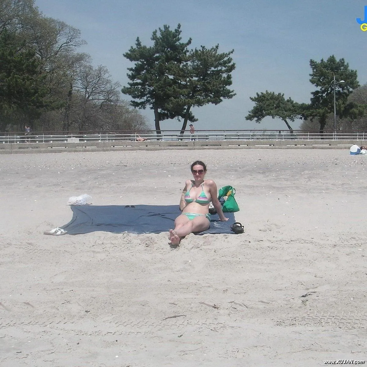 Sexy GF wants to show her cunt on public beach - Photo #145428