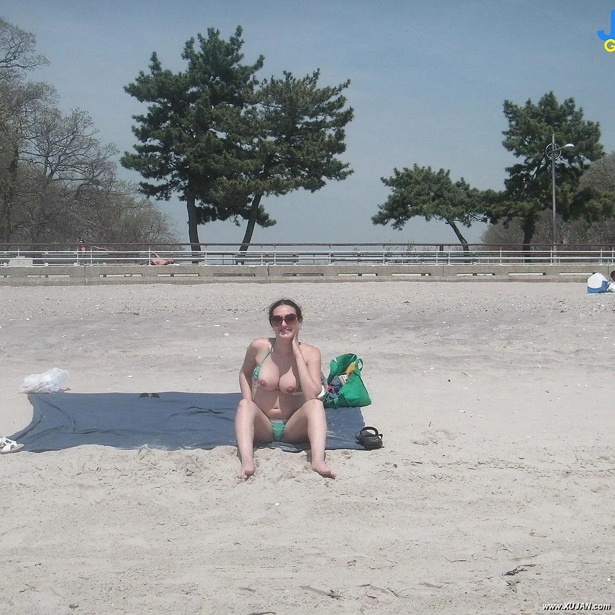 Sexy GF wants to show her cunt on public beach - Photo #145429