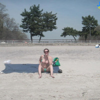 Sexy GF wants to show her cunt on public beach