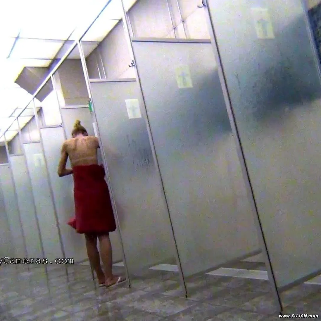 Saggy chick gets undressed right in front of the cam - Photo #146829