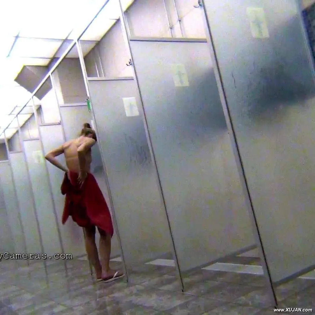 Saggy chick gets undressed right in front of the cam - Photo #146830