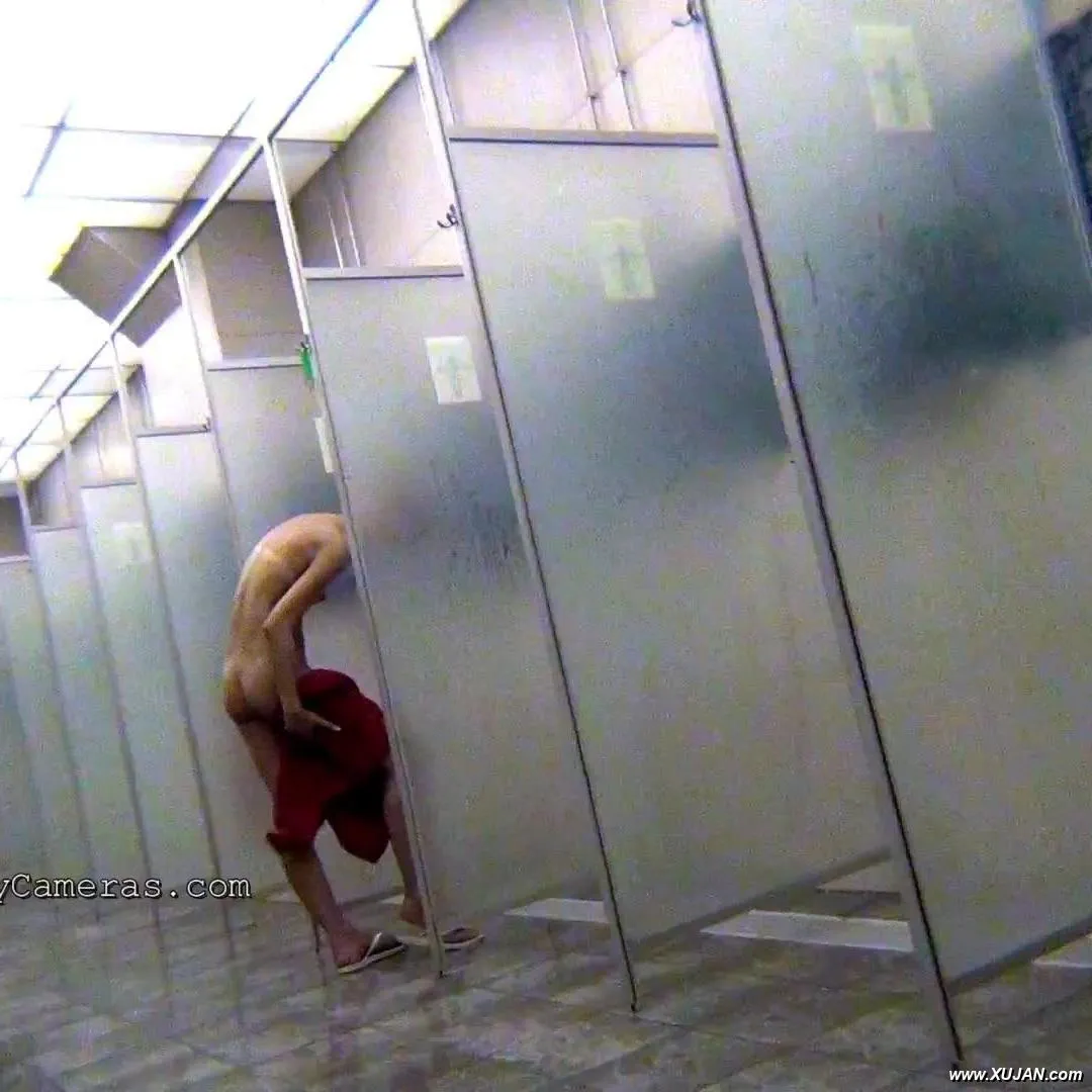 Saggy chick gets undressed right in front of the cam - Photo #146832