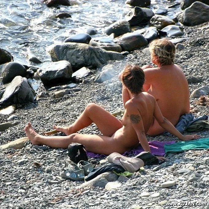 Young couple filmed naked at the nudist beach - Photo #147654