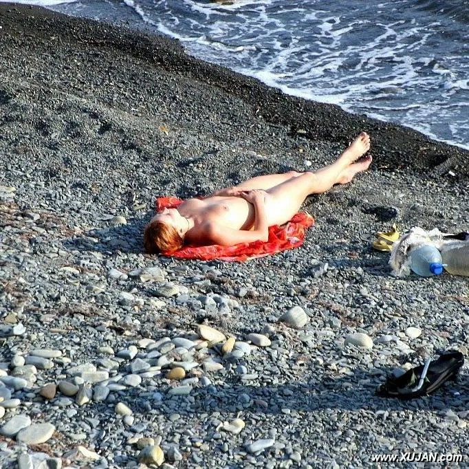 Young couple filmed naked at the nudist beach - Photo #147655