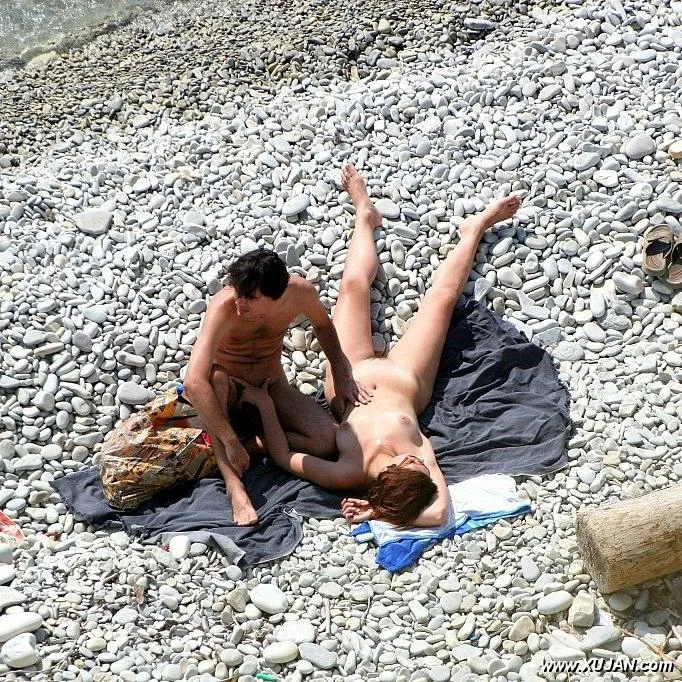 Young couple filmed naked at the nudist beach - Photo #147658