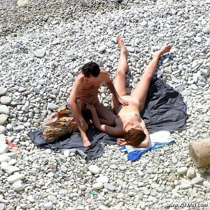 Young couple filmed naked at the nudist beach - Photo #147659