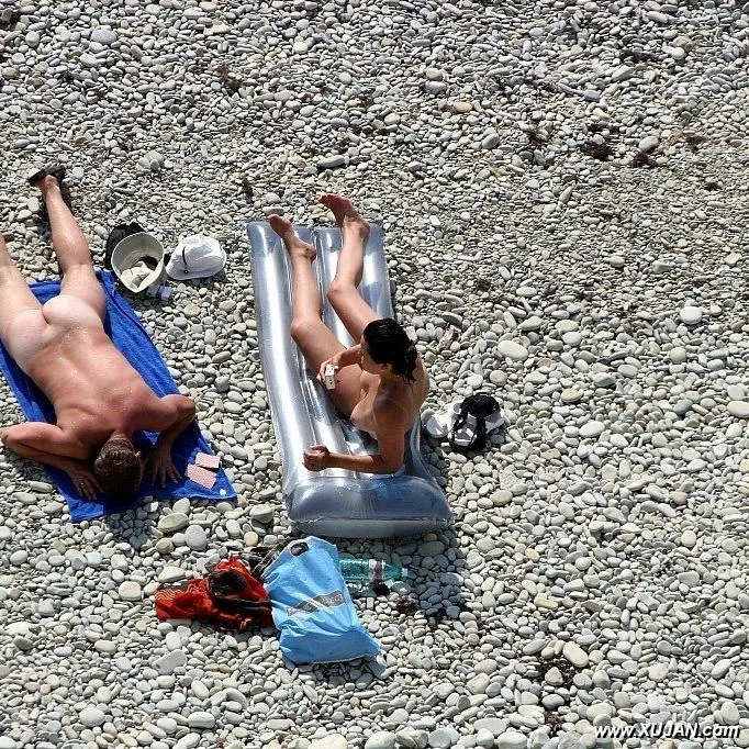 Young couple filmed naked at the nudist beach - Photo #147663