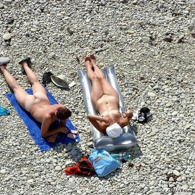 Young couple filmed naked at the nudist beach - Photo #147664
