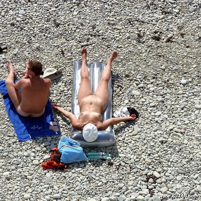 Young couple filmed naked at the nudist beach - Photo #147665