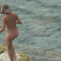Smashing milf likes to take pictures of her body