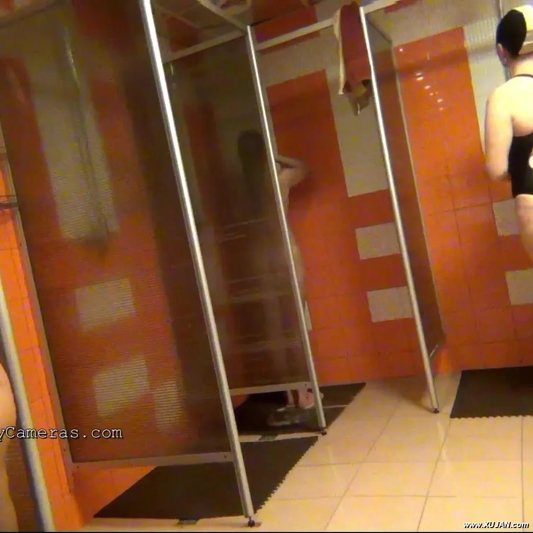 Turning her back and pretending like she is drenching alone - Photo #155558