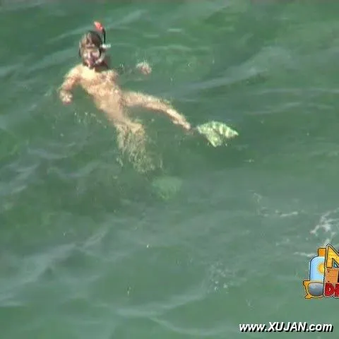 Young college blonde likes to go under the water - Photo #155817