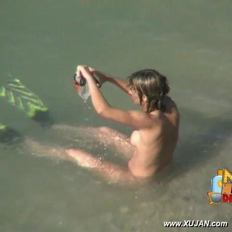 Young college blonde likes to go under the water - Photo #155821