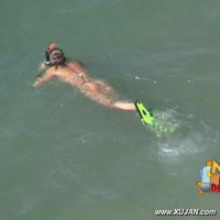 Young college blonde likes to go under the water