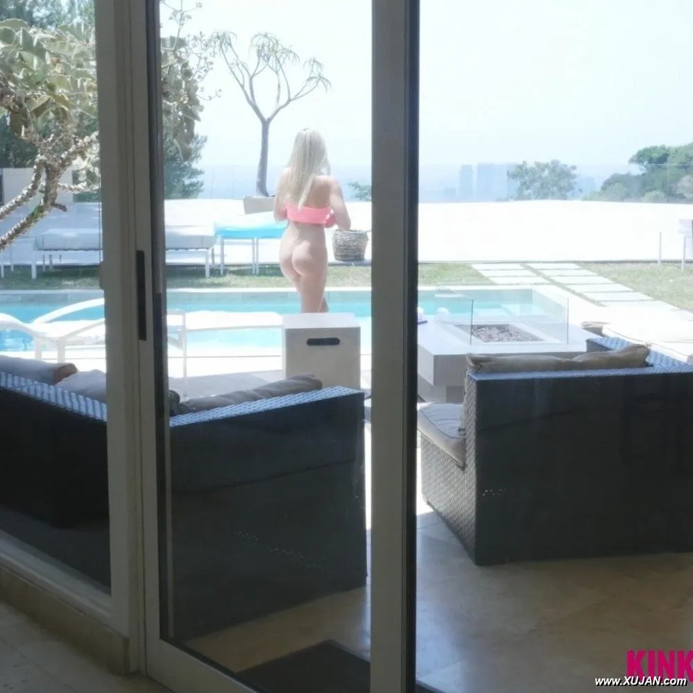 Stepbro spies on the cute blonde when she drags him into bed - Photo #156836