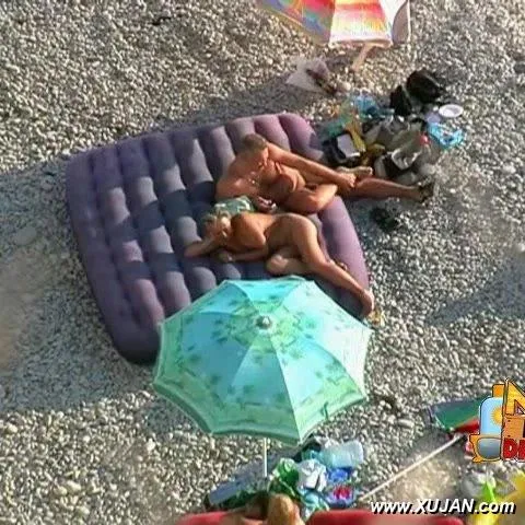 Young couple decides to snuggle under the umbrella - Photo #162000