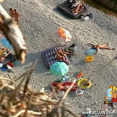 Young couple decides to snuggle under the umbrella - Photo #162001
