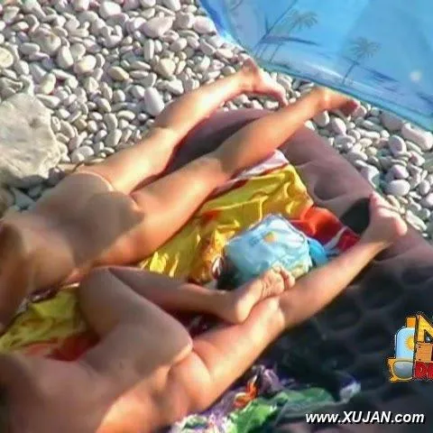Young couple decides to snuggle under the umbrella - Photo #162004