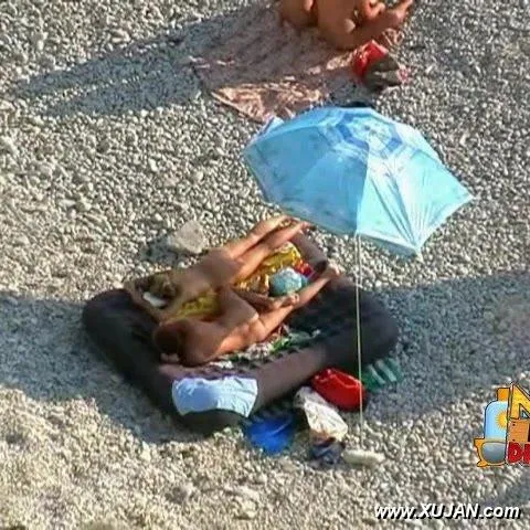 Young couple decides to snuggle under the umbrella - Photo #162008