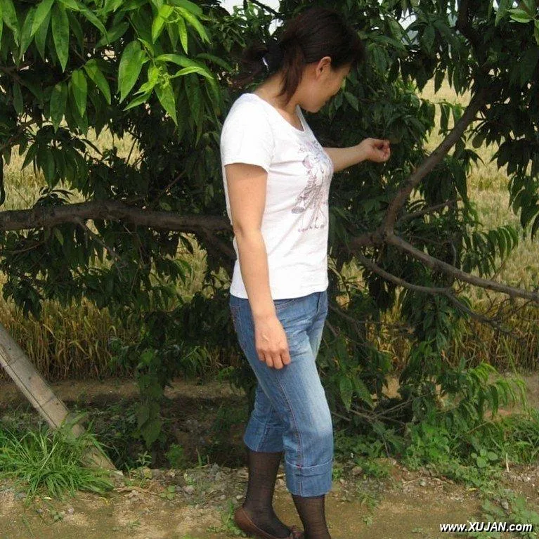 Sexy Asian babe likes to show her cunt in public - Photo #163808