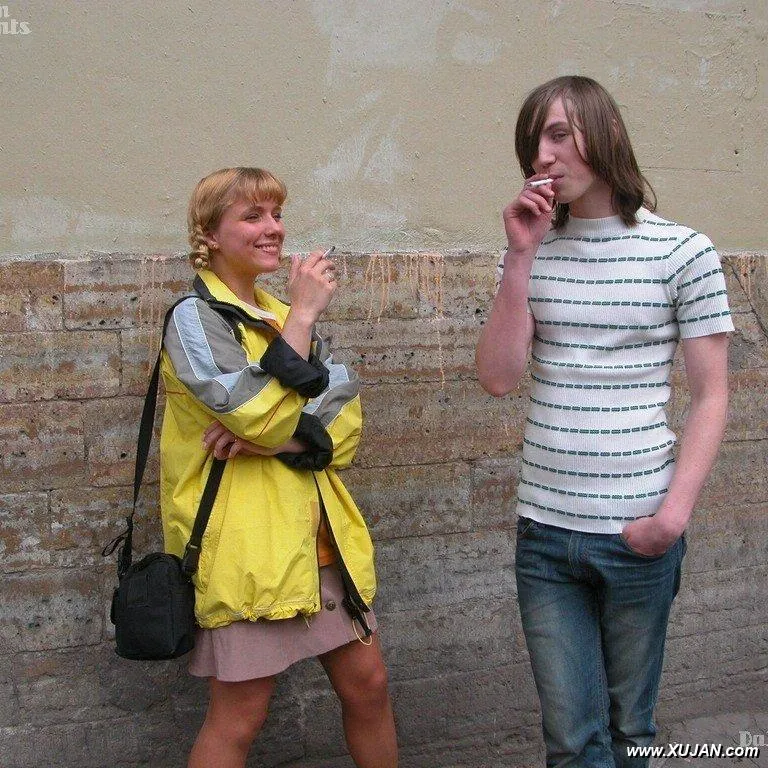 Teen smokers found themselves in one bed - Photo #163938