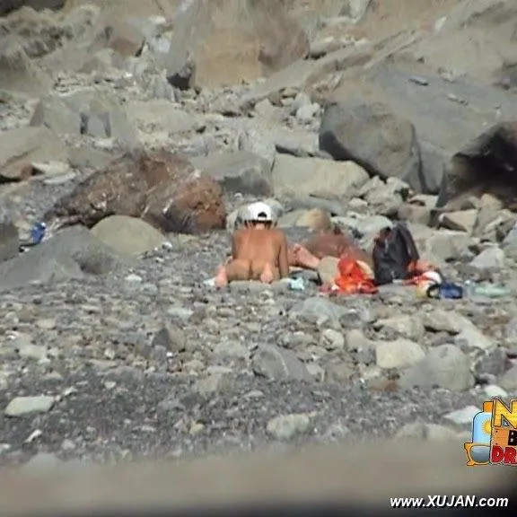 Nude couple filmed as they enjoy the sun - Photo #164960