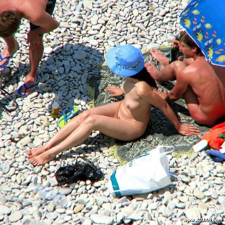 Fabulous dark hair girl gets ready to explore the sea - Photo #165159