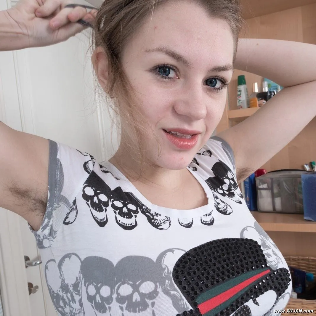 Kira Tomson masturbates in her bathroom by the tub - Photo #165165