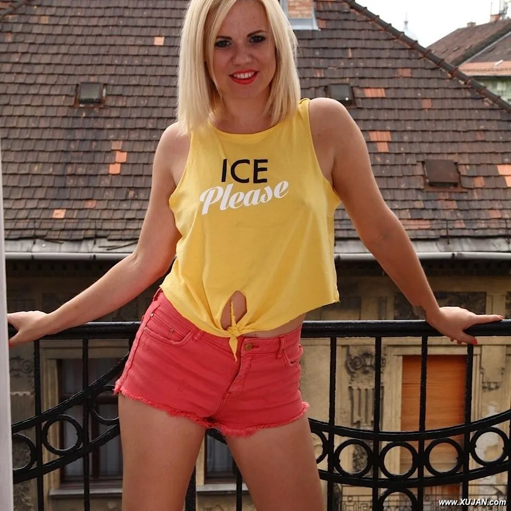 Stunning blonde MILF Yasmine Gold two fingers deep in her box - Photo #165848