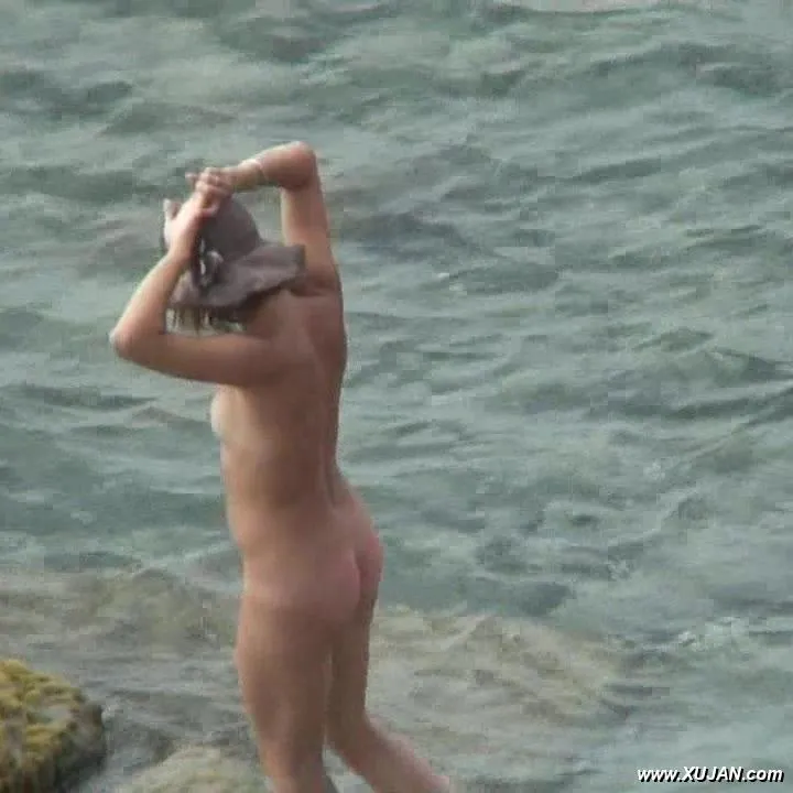 Hot mature is trying to get a little wet - Photo #167036