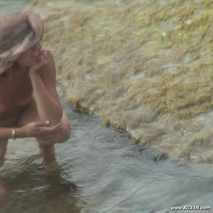 Hot mature is trying to get a little wet - Photo #167041