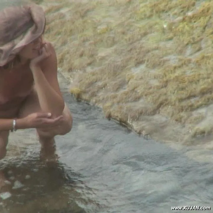 Hot mature is trying to get a little wet - Photo #167042