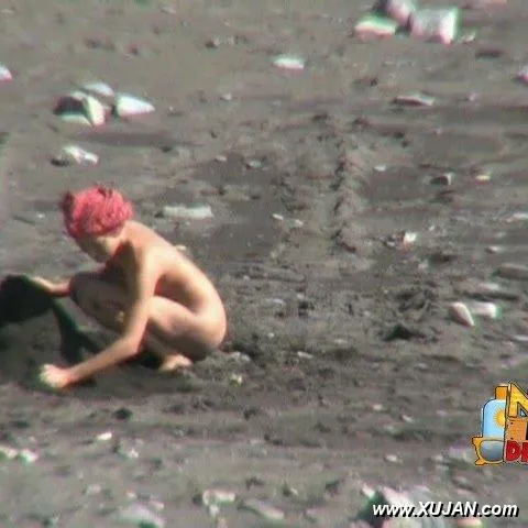 Hot girl playing around nude in the hot sun - Photo #173898