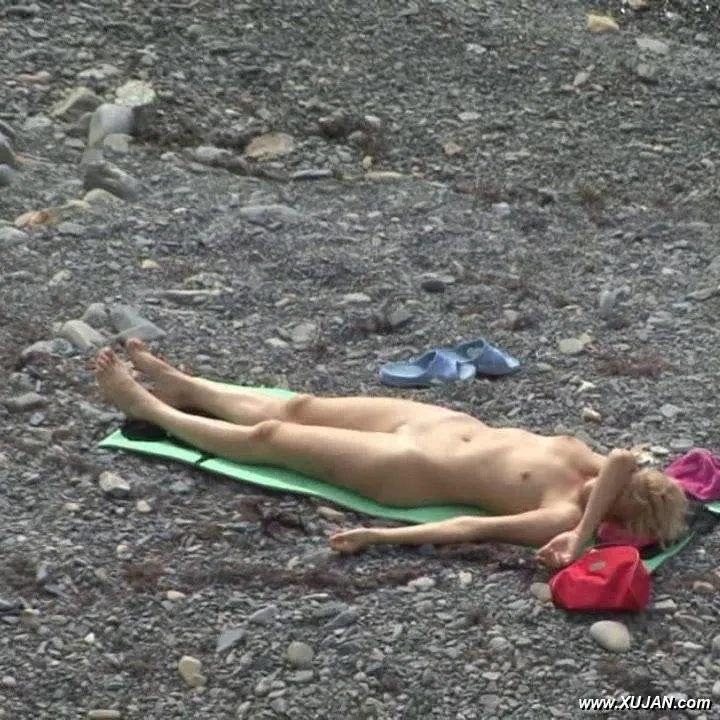 Slim naked girl caught on camera while tanning - Photo #174585