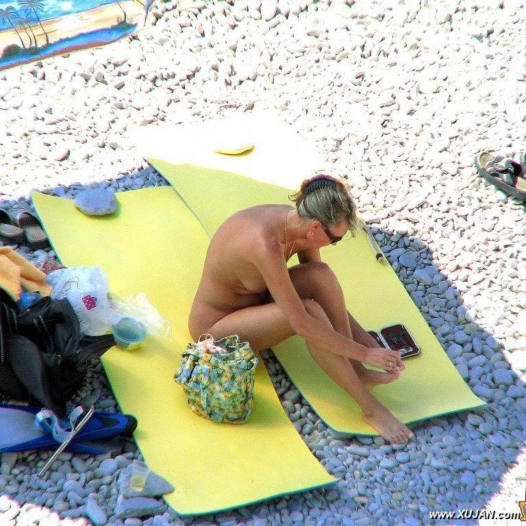Mature blonde sitting topless in the shade - Photo #176937